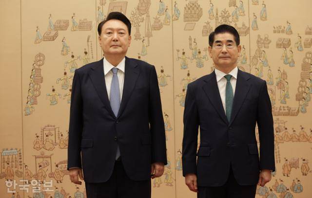 윤석열 대통령이 지난해 9월 6일 서울 용산 대통령실 청사에서 김용현 당시 국방부 장관에게 임명장을 수여하고 있다. 왕태석 선임기자