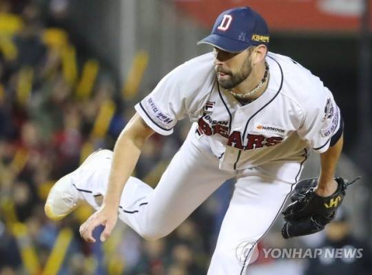 2017년 한국시리즈 5차전에서 역투하는 더스틴 니퍼트