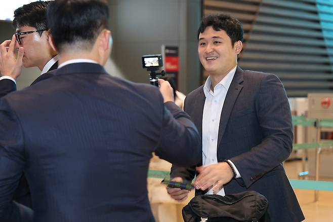 최원태가 삼성 이적 뒤 첫 스프링캠프지로 출국 하기 전 웃고 있다. 삼성 라이온즈 제공
