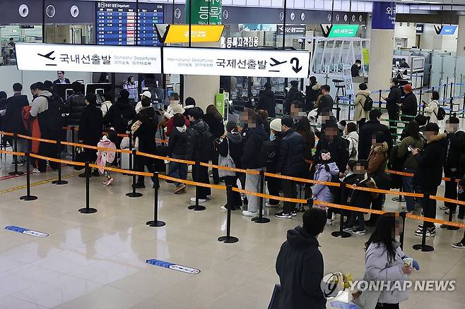 귀경 행렬 시작되는 제주공항 (제주=연합뉴스) 고성식 기자 = 설 연휴 제주를 찾은 관광객들과 귀경객들이 29일 오후 제주국제공항을 통해 제주를 떠나고 있다. 2025.1.29 koss@yna.co.kr