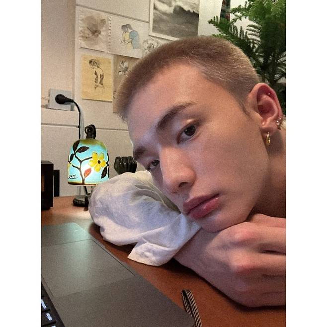 스트레이 키즈 현진이 트레이드 마크인 긴 머리에서 반삭 '버즈 컷'으로 파격적인 변신을 보여주었다. @hynjinnnn