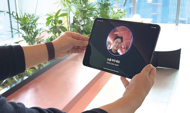 1월 8일 경기도 성남의 판교에 있는 놀유니버스 본사에서 만난 임경영 놀유니버스 엔터 CTO가 얼굴패스를 시연하고 있다. 2월 14일부터 16일까지 진행되는 아이돌그룹 투어스(TWS) 팬 미팅에 얼굴패스를 등록한 팬은얼굴 인증 시스템이 담긴 아이패드로 얼굴을 확인한 뒤 1초 만에 입장할 수 있다. /사진 놀유니버스