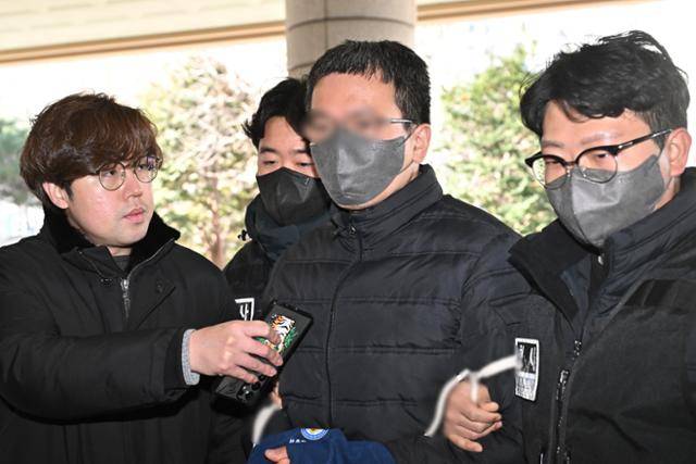 서울서부지법 폭동 사태 당시 판사실에 침입한 40대 남성 이모씨가 지난 1월 23일 오후 서울 마포구 서울서부지법에서 열린 영장실질심사에 출석하고 있다. 이씨는 전광훈 목사가 이끄는 사랑제일교회의 '특임전도사'로 알려진 인물이다. 뉴시스