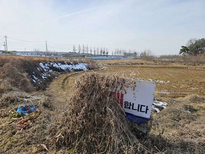 전북 김제시 공덕리 공덕면 산 일대. 이 주변은 한때 금싸라기 땅 취급을 받은 김제국제공항 부지였으나 현재 새로운 주인을 기다리는 농경지 신세가 됐다/사진=이정혁 기자