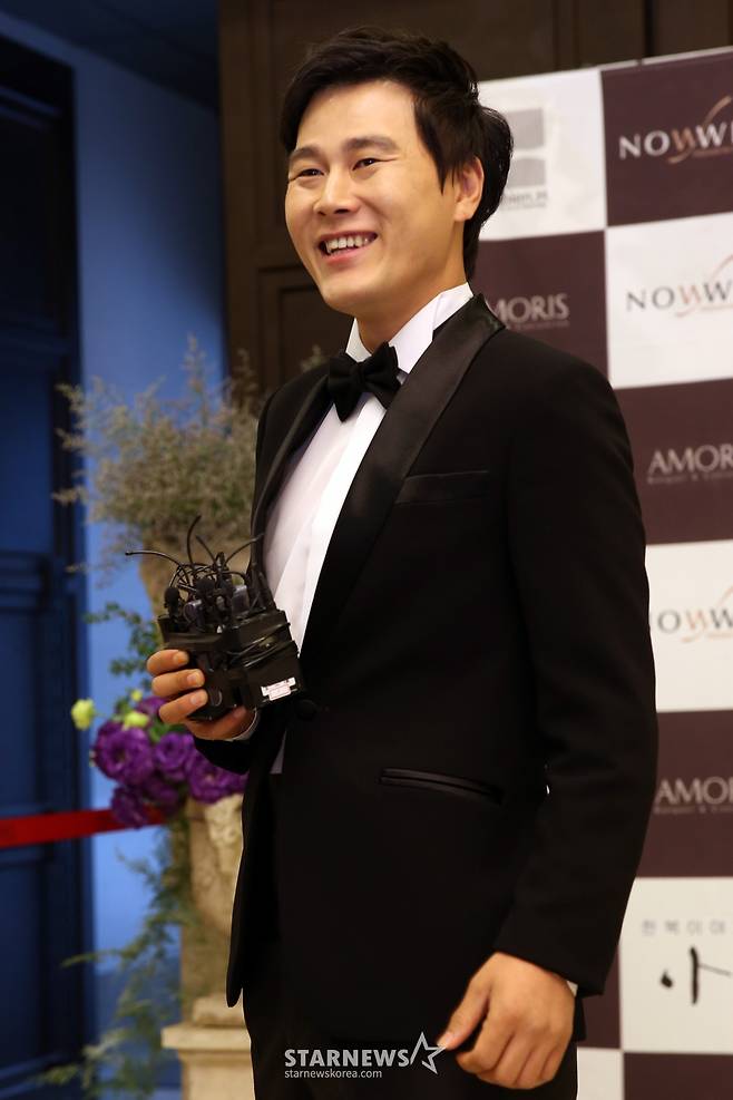 개그맨 변기수가 11일 오후 서울 영등포구 타임스퀘어 아모리스홀에서 6세 연하의 발레강사 정아름 씨와 결혼식에 앞서 취재진 앞에서 인사를 하고 있다. 앞서 변기수는 지난 2008년 아내와 처음 만나 연을 쌓았다. 이어 지난해 10월에는 SBS 예능프로그램 '강심장'에 출연해 혼인신고서를 공개하며 아내와의 결혼 소식을 전해 출연진들의 축하를 받았다. /사진=임성균 기자 tjdrbs23@