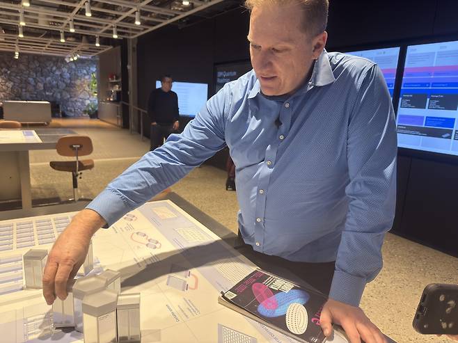 퀀텀 컴퓨터 모형을 설명 중인 감베타 IBM 부사장 (뉴욕=연합뉴스) 이지헌 특파원 = 30일(현지시간) 미국 뉴욕주 요크타운하이츠의 IBM 왓슨 연구소 열린 외신기자 설명회에서 제이 감베타 양자컴퓨터 부문 부사장이 양자컴퓨터 모형을 만지며 설명하고 있다. 2025.1.30 pan@yna.co.kr