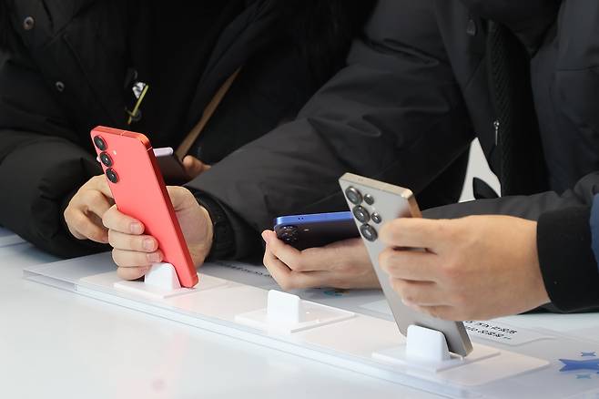 삼성전자 갤럭시S25 시리즈 사전예약 판매가 시작된 1월 24일 서울 서초구 삼성 강남 매장에서 시민들이 제품을 체험하는 모습. /연합뉴스