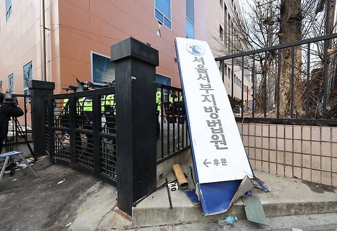 19일 윤석열 대통령 지지자들의 폭력 사태가 벌어진 서울 마포구 서울서부지방법원의 현판이 파손돼 있다. /뉴시스