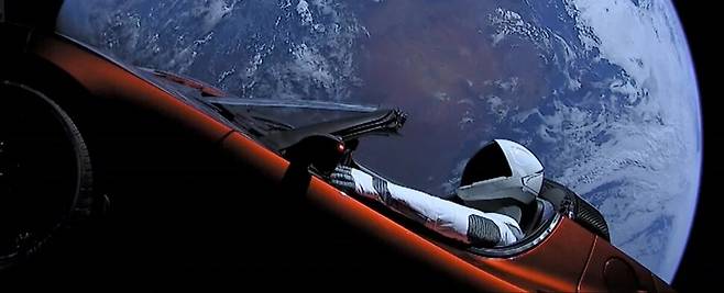 2018년 2월6일 스페이스엑스의 팰컨헤비 로켓에 실려 우주로 간 전기차 로드스터와 마네킨 스타맨. 로드스터의 앞과 뒤, 옆에 장착한 카메라로 찍은 사진이다. 스페이스엑스 제공