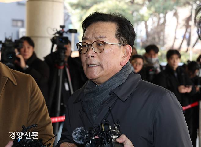 윤석열 대통령의 영장실질심사(구속 전 피의자 심문)이 열린 지난달 18일 서울 마포구 서울서부지법에서 석동현 변호사가 취재진의 질문을 받고 있다. 한수빈 기자