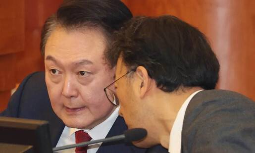 윤석열 대통령이 지난달 23일 서울 종로구 헌법재판소에서 열린 탄핵심판 4차 변론에 출석해 있다. 사진공동취재단