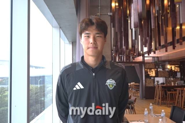 태국 방콕 전북 현대 캠프에서 인터뷰를 진행한 송범근./방콕(태국)=노찬혁 기자