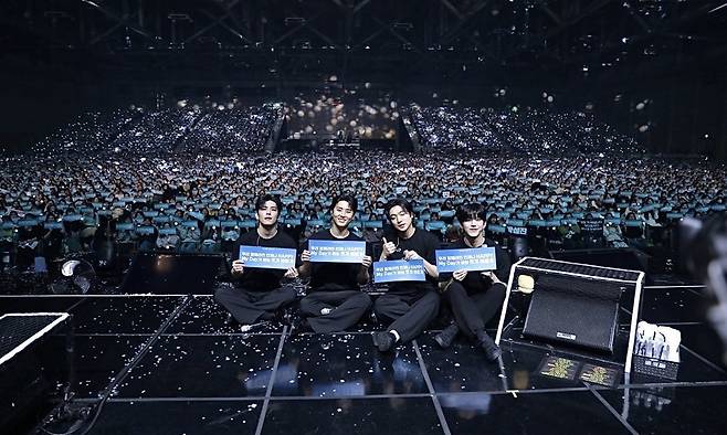 사진=데이식스 공식 계정