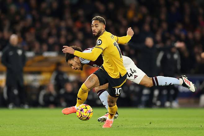 울브스 마테우스 쿠냐가 빌라 부바카르 카마라와 경합을 펼치고 있다. Getty Images
