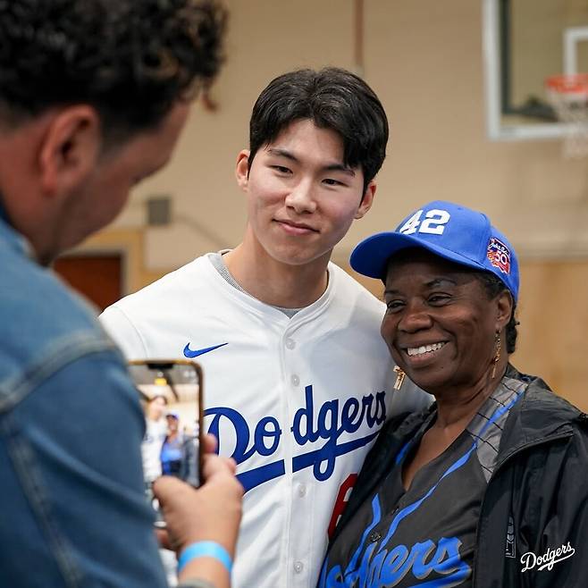 ▲ 김혜성이 다저스 구단이 마련한 자선 행사에 참석해 한 팬과 기념 사진을 찍고 있다. ⓒLA 다저스 공식 SNS