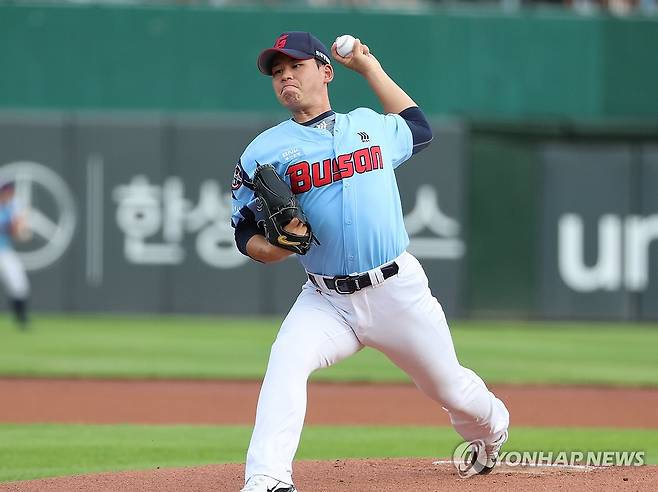 롯데 선발 김진욱 (부산=연합뉴스) 강선배 기자 = 18일 오후 부산 동래구 사직야구장에서 열린 LG 트윈스와 롯데 자이언츠의 경기.
1회 초 롯데 투수 김진욱이 투구하고 있다. 2024.9.18 sbkang@yna.co.kr