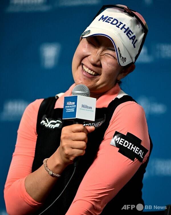 미국여자프로골프(LPGA) 투어 2025시즌 개막전 힐튼 그랜드 베케이션스 토너먼트 오브 챔피언스 우승을 차지한 김아림 프로가 우승 인터뷰에서 기뻐하는 모습이다. 사진제공=ⓒAFPBBNews = News1