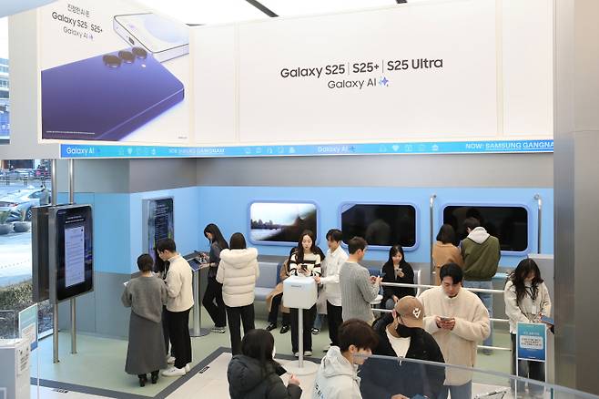 삼성 강남 '갤럭시 스튜디오'를 찾은 방문객들이 '갤럭시S25' 시리즈를 살펴보는 모습. 삼성전자 제공