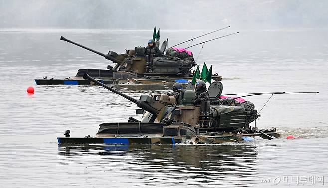 육군이 오는 10일부터 20일까지 열흘 간 UAE(아랍에미리트)에서 전차·자주포·장갑차 등 기계화부대를 투입해 연합훈련을 실시한다. 사진은 지난해 10월 경기 여주 남한강에서 열린 한미연합 제병협동 도하훈련에서 K21 장갑차가 강습도하 작전을 수행하고 있는 모습. / 사진=뉴스1