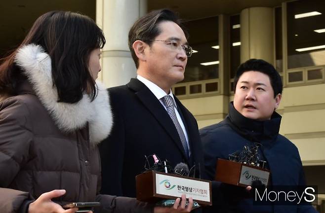 이재용 삼성전자 회장이 3일 서울 서초구 서초동 서울중앙지방법원에서 진행된 '회계부정·부당합병' 관련 항소심 선고 공판을 마친 후 법정을 나서고 있다. / 사진=임한별 기자