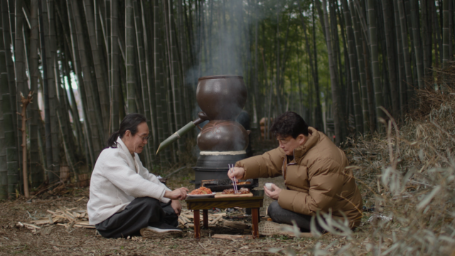 ‘소주랩소디’에서 죽력고와 함께 대나무로 구운 돼지고기를 안주 삼는 박록담 소장과 백종원 요리연구가. ⓒ이엘TV