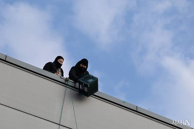 2024년 1월8일 경북 구미시 한국옵티칼하이테크 공장 옥상에 오른 박정혜 한국옵티칼하이테크지회 수석부지회장(오른쪽)과 소현숙 조직부장. 여성 노동자로서 최장기 고공 농성을 하고 있는 이들이다. ⓒ시사IN 이명익