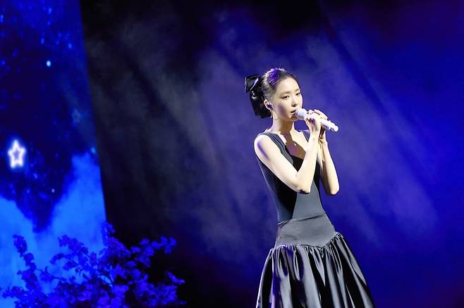 배우 손나은이 지난 2일 서울 성동구 소월아트홀에서 열린 팬미팅 ‘베터 손데이’에 참석해 무대를 선보이고 있다. 사진 YG엔터테인먼트