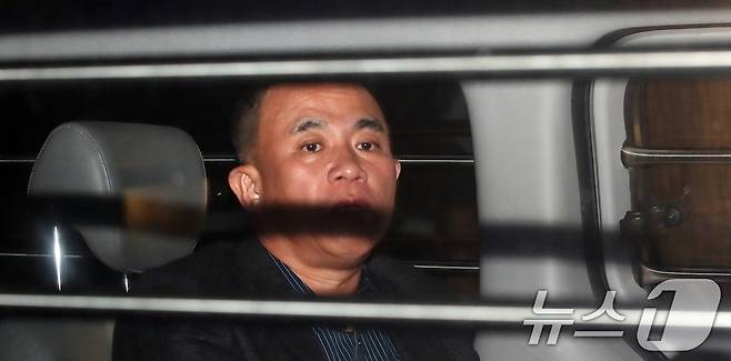 윤석열 대통령 부부 공천 개입 의혹의 핵심 인물인 명태균 씨가 지난해 11월 14일 오후 공천을 대가로 정치자금을 주고받은 혐의(정치자금법 위반)로 경남 창원시 성산구 창원지방법원에서 열린 구속 전 피의자 심문(영장실질심사)을 마친 후 대기 장소인 창원교도소로 가기 위해 호송차에 탑승하고 있는 모습. 2024.11.14/뉴스1 ⓒ News1 윤일지 기자