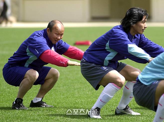 지난 2002년 3월 15일 박항서코치가 훈련중인 안정환선수의 엉덩이를 찌르는 듯한 코믹한 표정을 보여주고 있다. 사진 | 스포츠서울DB