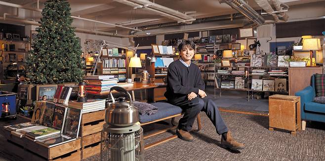 김진우 블루도어북스 대표는 “고객들이 우리 서점을 ‘2시간 이용 가능한 호텔’이라 여겼으면 좋겠다”면서 “책은 판매를 위한 것이라기보다 사람들이 부담 없이 이곳을 찾도록 하는 수단”이라고 했다. /김지호 기자