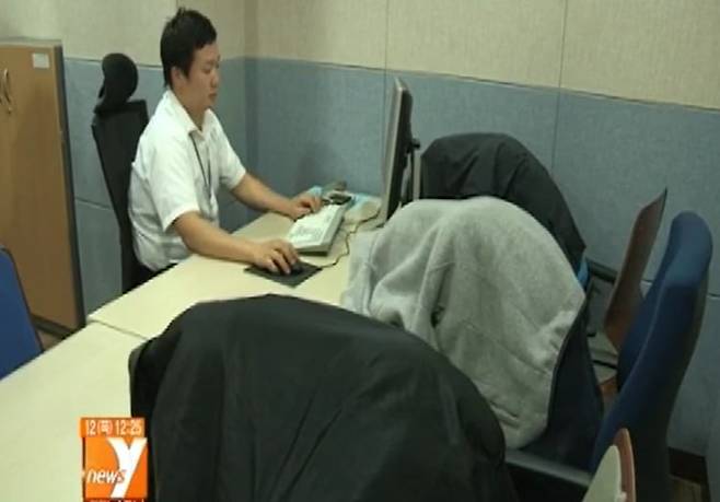 노숙인의 시신으로 사망진단서를 발급받아 보험금을 타내려던 혐의로 조사 받는 무속인과 일당. /연합뉴스TV 33억 보험 들고 죽은 무속인? 그 장례식서 수상한 냄새가 났다