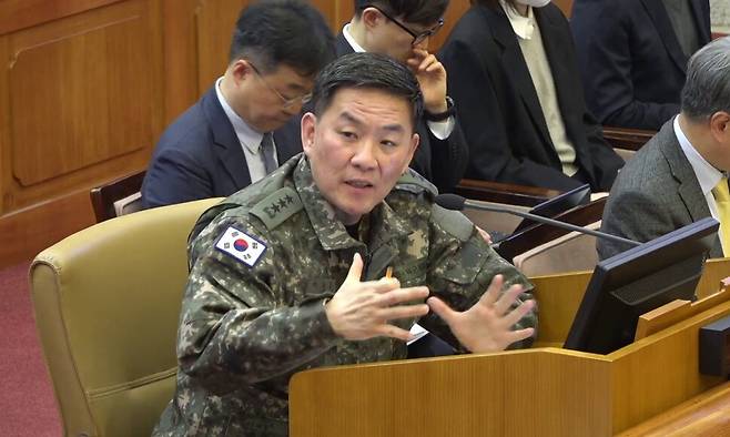 윤석열 대통령 탄핵 심판 5차 변론기일이 열린 4일 오후 서울 종로구 헌법재판소 심판정에 이진우 전 육군 수도방위사령관이 증인으로 출석해 발언하고 있다. 헌법재판소 제공