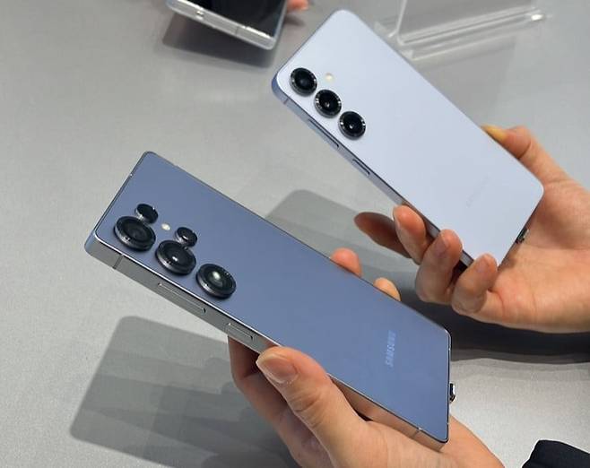 한 40대 여성이 갤럭시 S25 울트라와 기본형의 색상을 비교하고 있다. 사진=박수빈 기자