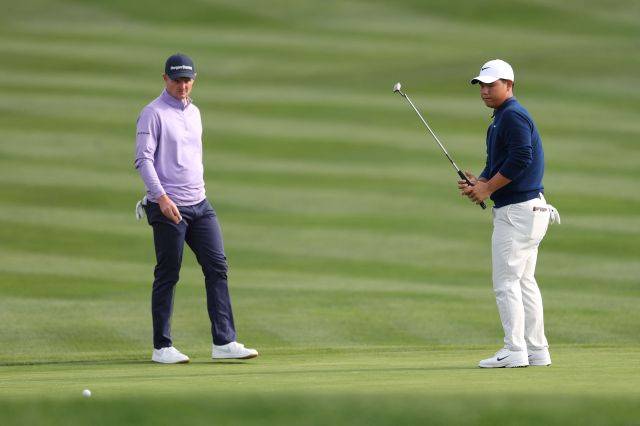 지난 6일 막을 내린 PGA투어 AT&T 내셔널 프로암 최종 라운드에서 동반 플레이를 펼치고 있는 저스틴 로즈와 김주형(오른쪽). AFP연합뉴스