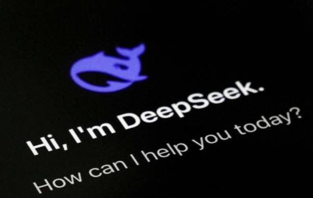 중국 인공지능(AI) 스타트업 딥시크(DeepSeek)가 '가성비 AI'를 앞세워 글로벌 AI 시장의 판도를 뒤흔드는 가운데 대규모 자본 없이 AI 생태계에 영향력을 발휘할 수 있다는 점이 국내 AI 업계에도 새로운 기회이자 도전으로 작용할 것으로 평가된다. 사진은 휴대폰 화면에 나타난 딥시크 앱 모습. /사진=뉴시스