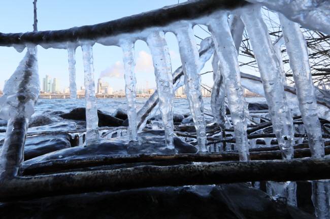한강엔 고드름… 전국 대부분 지역에 한파특보가 내려진 4일 오전 서울 영등포구 여의도 한강 주변에 긴 고드름이 다닥다닥 붙어 있다. 연합뉴스