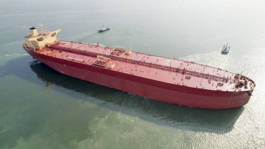 씨브레이브호 SK해운의 31만 8000t급 초대형 유조선 씨브레이브(C.BRAVE)호가 HD현대마린솔루션의 인공지능(AI) 기반 최적 항로 솔루션인 ‘오션와이즈’를 장착하고 최적 항로 운항 실증에 나선 모습. HD현대 제공.