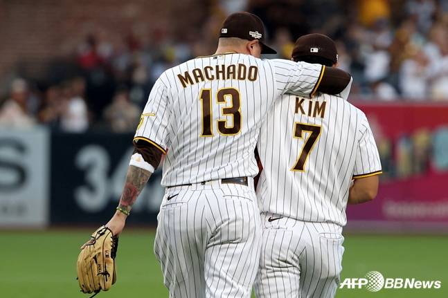 김하성(오른쪽)에게 어깨 동무를 하는 마차도. /AFPBBNews=뉴스1