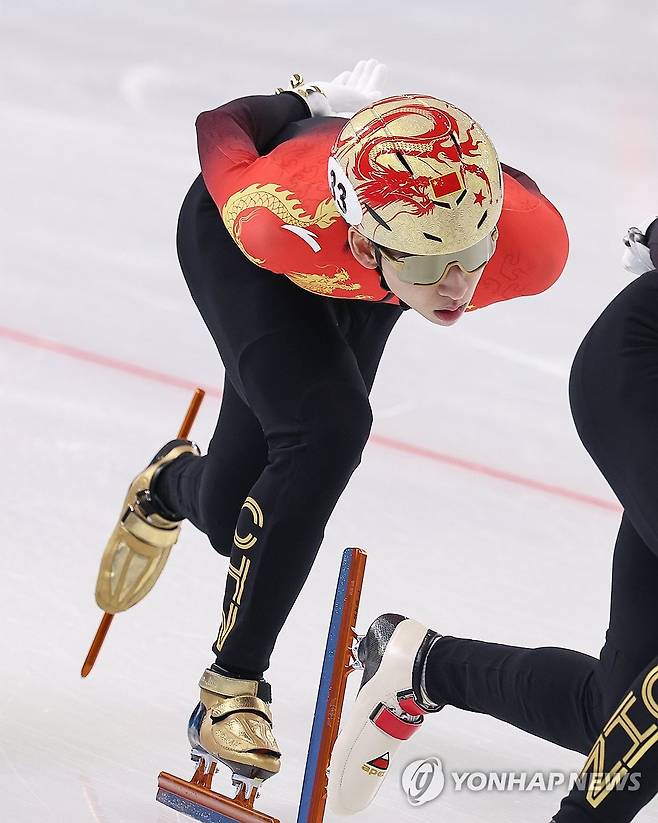 중국 쇼트트랙 대표팀 린샤오쥔이 지난 3일 2025 하얼빈 동계 아시안게임이 열리는 중국 하얼빈 헤이룽장 빙상훈련센터 다목적홀에서 훈련에 임하고 있다. 연합뉴스