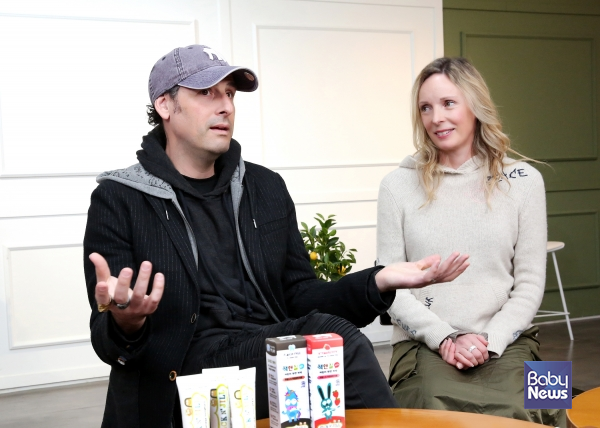 1월 21일 서울 마포구 베이비뉴스 스튜디오를 찾은 글로벌 1위 프리미엄 어린이 오럴 케어 브랜드 잭앤질(Jack N' Jill)의 창업자이자 CEO인 저스틴 번하우트(Justin Bernhaut)와 레이첼 번하우트(Rachel Bernhaut). 이효상 기자 ⓒ베이비뉴스