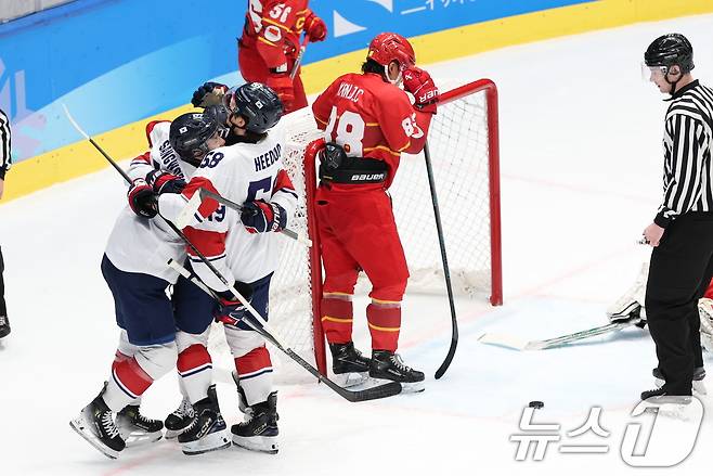 4일 오후 중국 헤이룽장성 하얼빈 아이스하키 아레나에서 열린 남자하키 예선 A조 대한민국과 중국의 경기에서 김상욱이 역전골을 넣은 뒤 동료들과 기쁨을 나누고 있다. 대한민국은 중국 상대 6대5 짜릿한 역전승을 거뒀다. 2025.2.4/뉴스1 ⓒ News1 이승배 기자