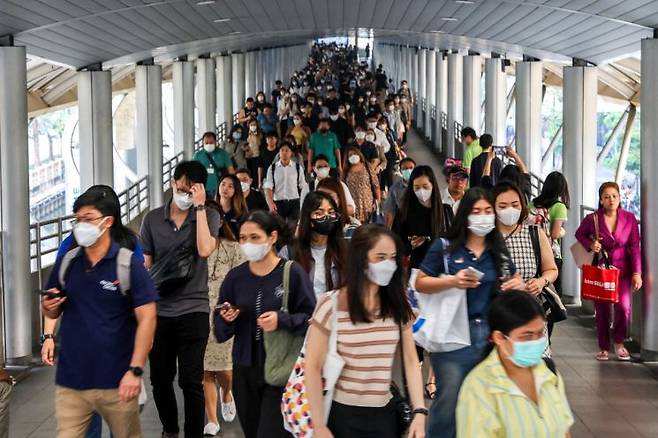 정부는 휴교령을 내리고 차량 배기가스를 줄이기 위해 지난달 25일부터 1주일 동안 전철 등 대중교통을 무료화하기도 했다. 또 방콕 시내 등지에서 중장비 운행을 제한하고, 농촌 지역에서는 추수 잔여물 태우기를 금지했다. 로이터·연합뉴스