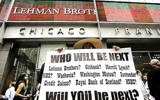 현재의 부동산 시장은 지난 2008년 글로벌 금융위기 때와 유사하다는 평가를 받는다. 사진은 2008년 글로벌 금융위기 당시 파산한 미국의 투자은행 리먼 브라더스 건물 앞에서 미국인이 시위를 벌이고 있는 모습./조선일보DB