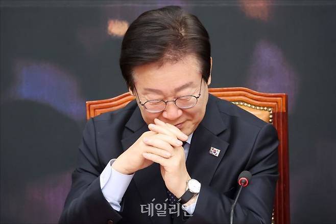 이재명 더불어민주당 대표가 지난달 10일 오전 국회에서 열린 더불어민주당 최고위원회의에서 웃고 있다. ⓒ데일리안 홍금표 기자