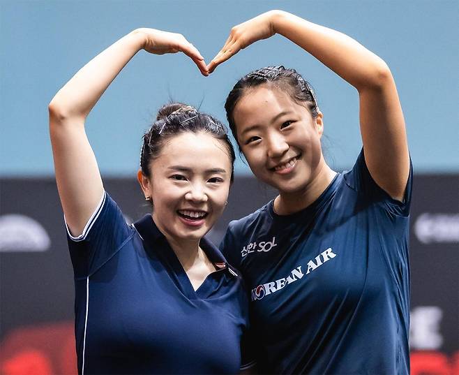 3일 여자 단식 경기 후 전지희(왼쪽)와 신유빈이 함께 하트를 그려 보이고 있다. 사진 출처 WTT 페이스북