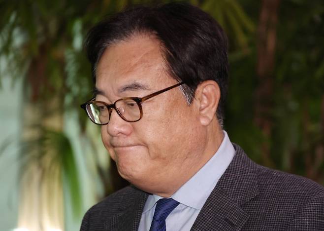 정진석 대통령실 비서실장이 지난해 12월 15일 서울 종로구 정부서울청사에서 한덕수 대통령 권한대행 겸 국무총리를 만난후 나서고 있다. 사진=뉴시스