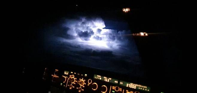 임아무개 기장이 운항 중 직접 찍은 적란운 주변 낙뢰 발생 모습. 강한 상승기류가 하강기류와 만나 수직으로 발달한 적란운은 우박과 강한 소용돌이 등을 동반해 항공 안전에 위협이 된다.