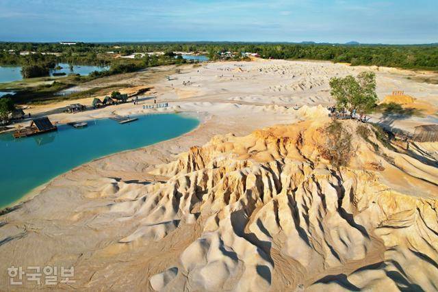 빈탄섬의 인증사진 명소 소금사막. 과거 모래 채취장이었다.