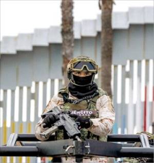 멕시코 군인들이 미국과 접한 국경지대를 순찰하고 있다. 멕시코는 불법 이민을 차단하기 위해 국경 지대에 1만 명의 군인을 파견했다. AFP연합뉴스