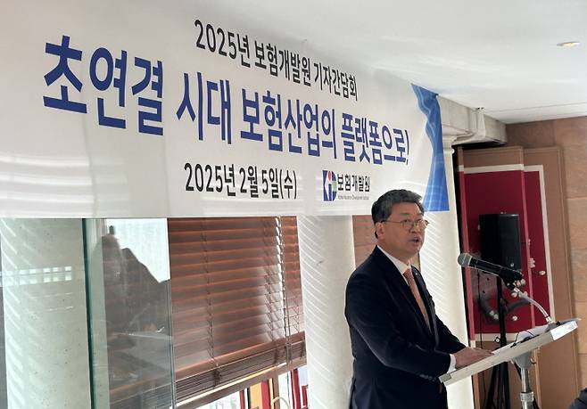 5일 서울 영등포구 아일렉스 5층에서 열린 보험개발원 신년기자간담회에서 허창언 원장이 발언하고 있다. 보험개발원 제공